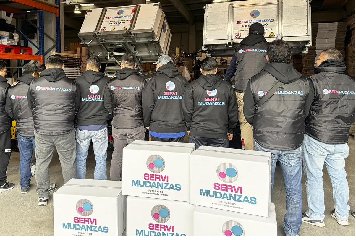 Equipo de operarios de Mudanzas Hospitalet durante una mudanza profesional en L’Hospitalet de Llobregat