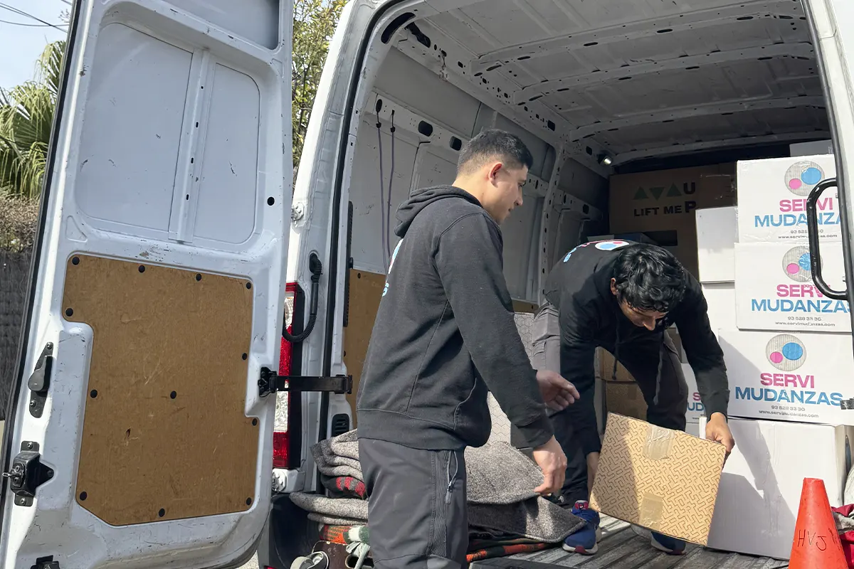 Trabajadores cargando furgoneta